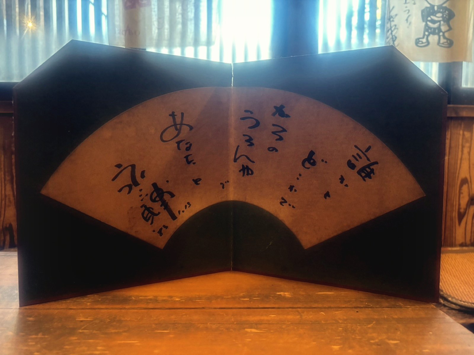 店内に飾られた扇子