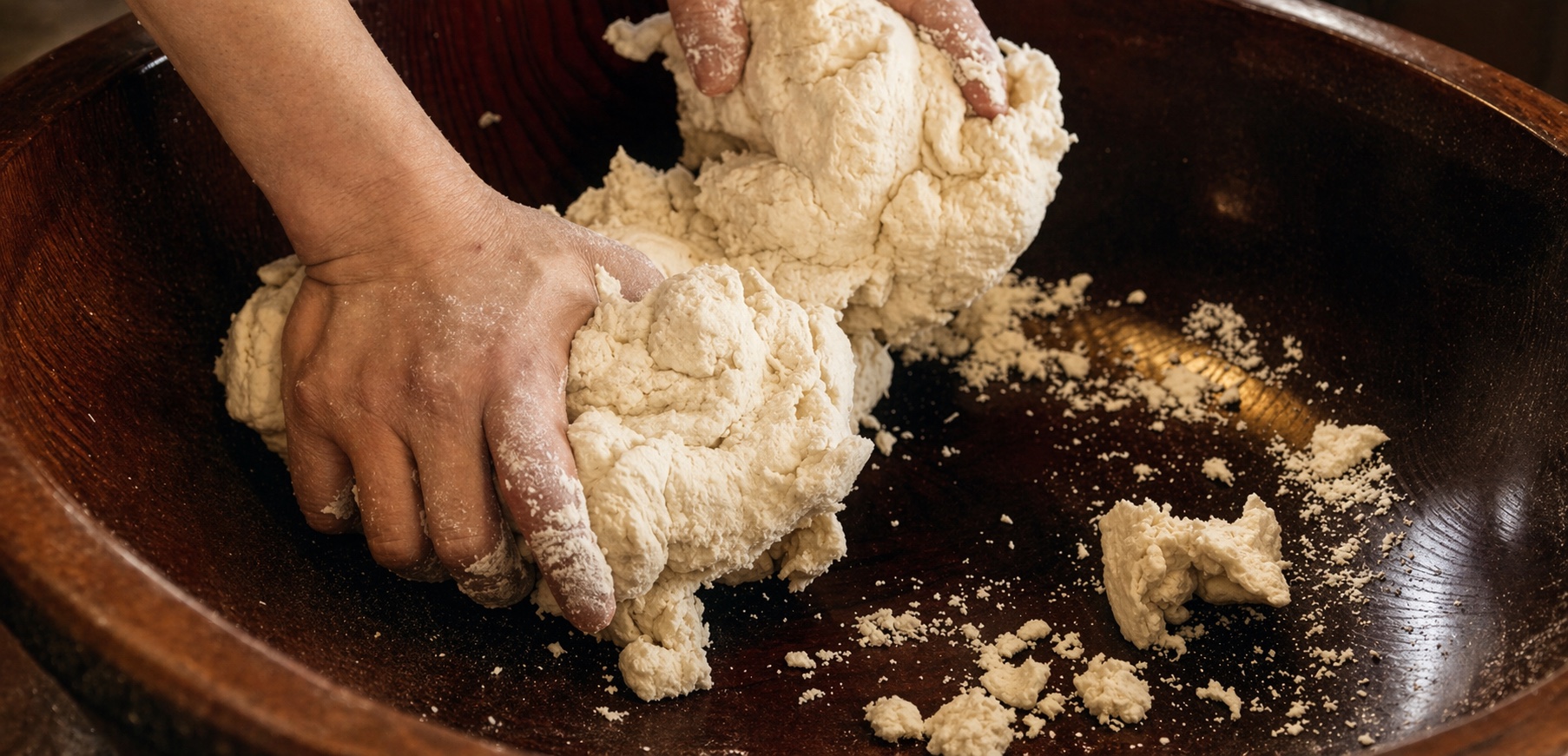麺を打つ手元