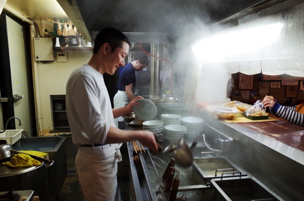 出汁を取る調理風景